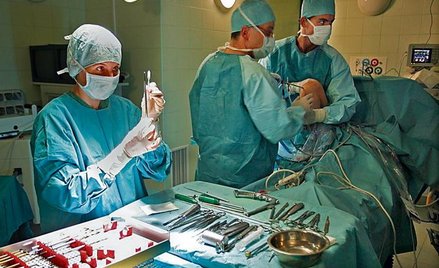 Dwa lata oczekiwania na operację raka piersi lub protezę biodra
