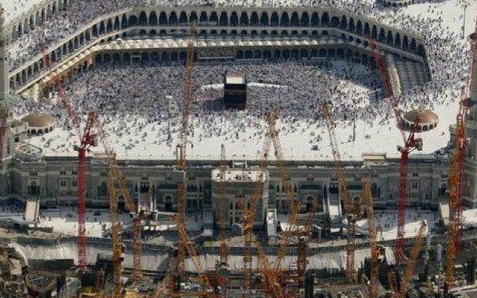 11 września – w wyniku katastrofy budowlanej w Mekce zginęło ponad 117 osób, a ponad 393 zostało ran