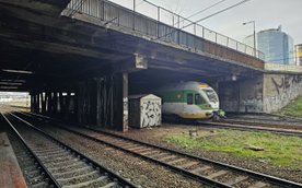 Stan wiaduktu nad torami kolejowymi w ciągu ulicy Towarowej już od dawna budzi niepokój specjalistów