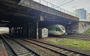 Stan wiaduktów nad torami kolejowymi w ciągu ulicy Towarowej już od dawna budzi niepokój specjalistó