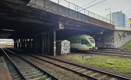 Stan wiaduktu nad torami kolejowymi w ciągu ulicy Towarowej już od dawna budzi niepokój specjalistów