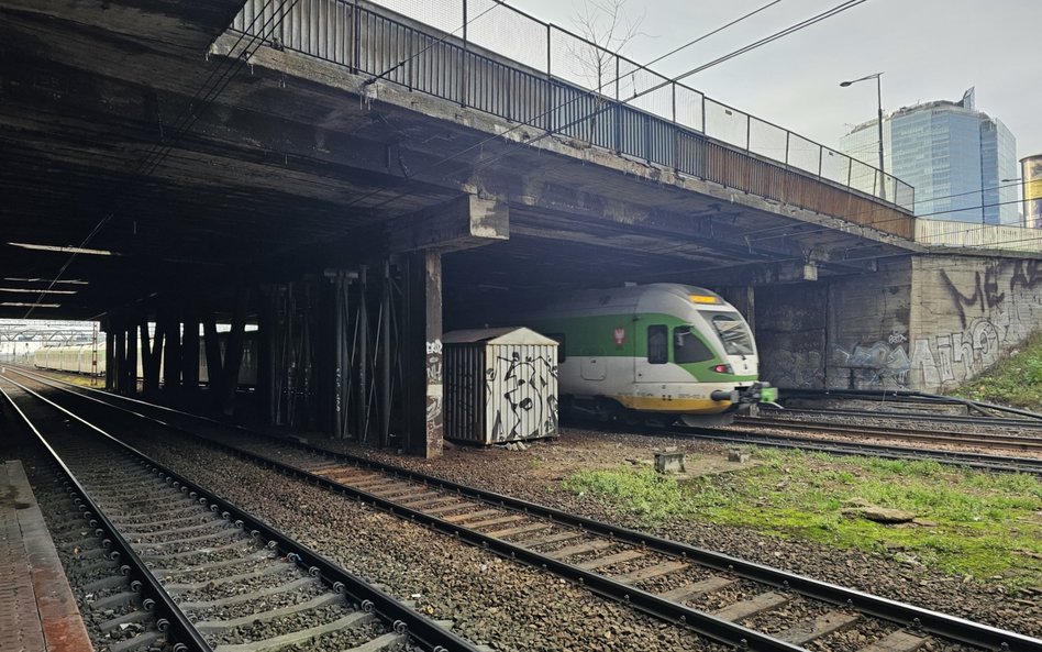 Stan wiaduktu nad torami kolejowymi w ciągu ulicy Towarowej już od dawna budzi niepokój specjalistów