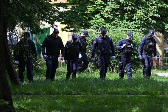 Funkcjonariusze policji w pobliżu miejsca zabójstwa Simona Skrepeckiego w Białej Podlaskiej