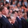 Posłowie PiS Przemysław Czarnek (3L), Antoni Macierewicz (2L) i europoseł Tobiasz Bocheński (L) podc