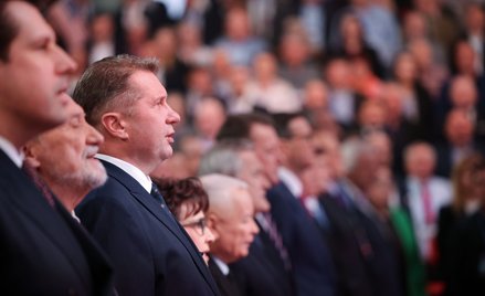 Posłowie PiS Przemysław Czarnek (3L), Antoni Macierewicz (2L) i europoseł Tobiasz Bocheński (L) podc