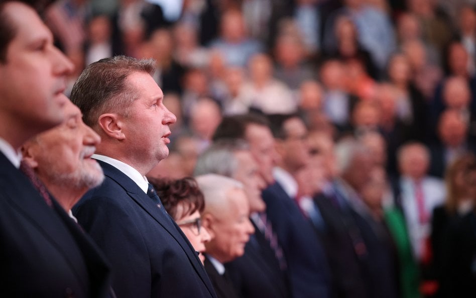 Posłowie PiS Przemysław Czarnek (3L), Antoni Macierewicz (2L) i europoseł Tobiasz Bocheński (L) podc