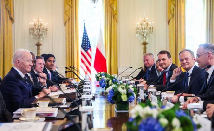 Joe Biden w czasie spotkania z Donaldem Tuskiem i Andrzejem Dudą w Białym Domu