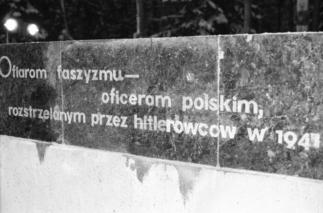 Podczas historycznej wizyty premiera Mazowieckiego na pomniku poświęconemu pomordowanym polskim ofic