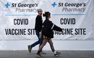 Para przed punktem szczepień na COVID-19 w Londynie