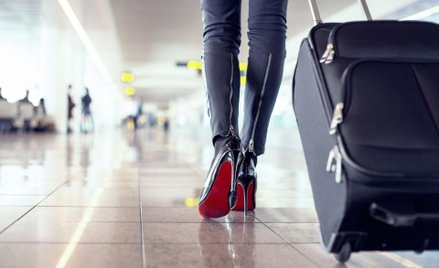 „Wyciągnęli mnie z WC bez spodni". Pasażerka skarży linię lotniczą