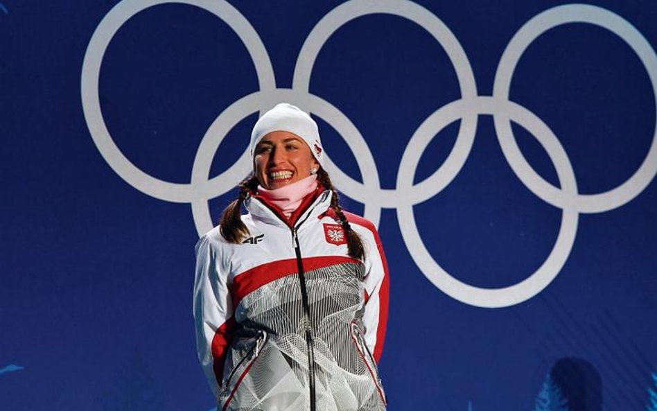 Justyna Kowalczyk podczas medalowej dekoracji w Whistler