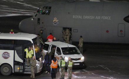 Samolot Królewskich Duńskich Sił Powietrznych z personelem wojskowym ląduje na lotnisku Nuuk na Gren