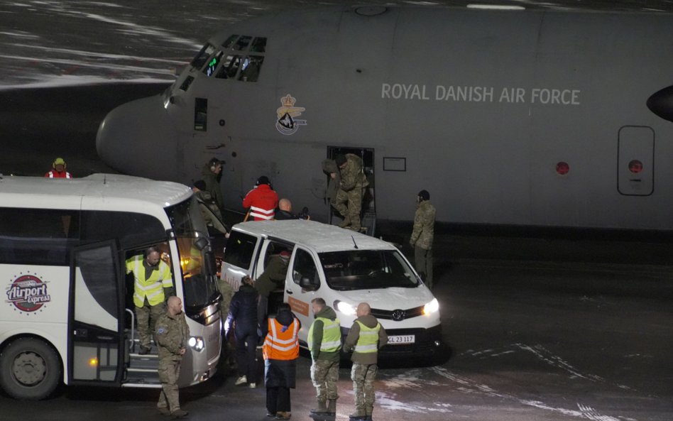 Samolot Królewskich Duńskich Sił Powietrznych z personelem wojskowym ląduje na lotnisku Nuuk na Gren