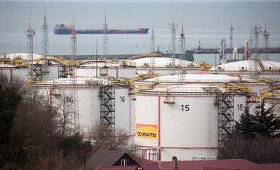 Logo Rosnieftu na zbiorniku na ropę w rafinerii RN-Tuapsinsky, obsługiwanej przez Rosneft Oil w Tuap