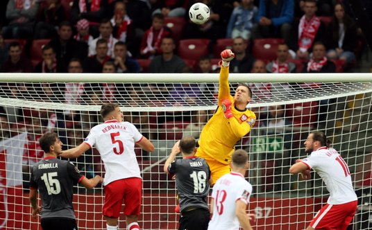 Interwencja bramkarza reprezentacji Polski Wojciecha Szczęsnego