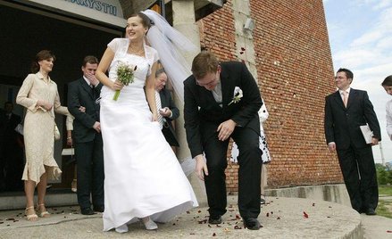 Większość młodych Polaków uważa, że ślub kościelny jest potrzebny i ważniejszy od cywilnego