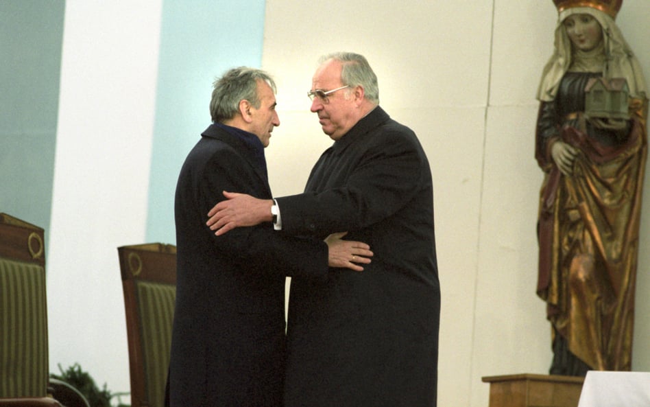 Premier Tadeusz Mazowiecki i kanclerz Helmut Kohl podczas mszy w Krzyżowej, 12 listopada 1989 r.