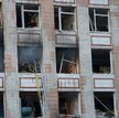 Ukraińscy strażacy w akcji po rosyjskim uderzeniu w budynek mieszkalny w mieście Smiła (obwód czerka