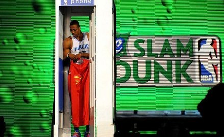 Dwight Howard w budce telefonicznej