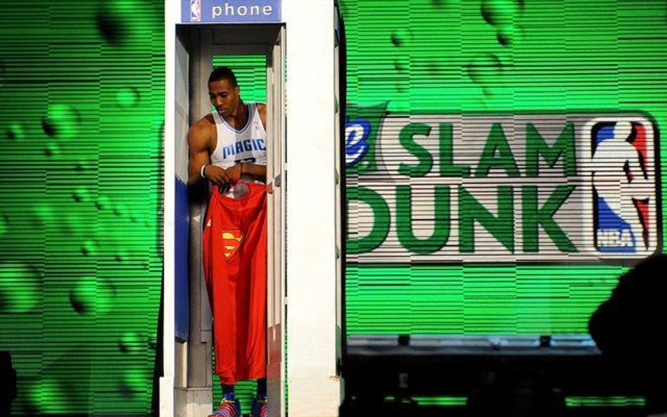 Dwight Howard w budce telefonicznej