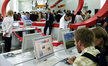 Dzięki UrbanCard wrocławska młodzież ma dostęp online do bibliotek. Na zdjęciu: mediateka we Wrocław