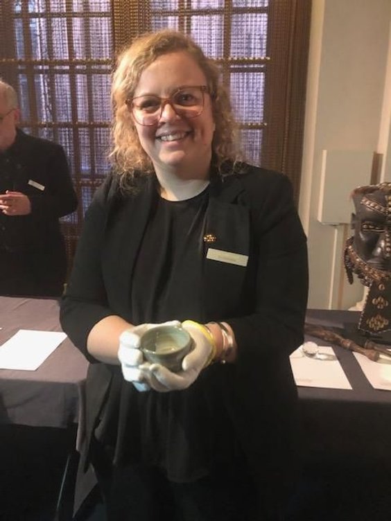 Filiżanka przekazana przez Han Kang. Na zdjęciu: Elin Granberg