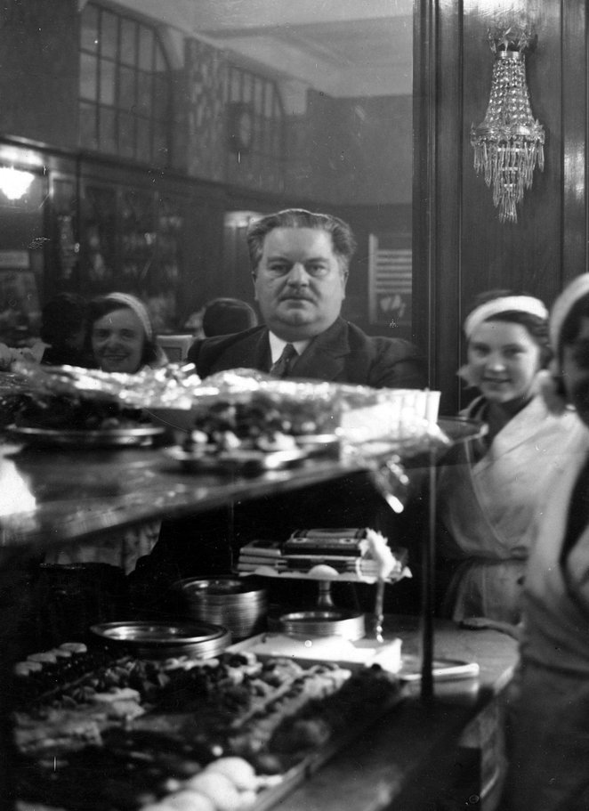 Karol Wilhelm Albrecht we wnętrzu swojej kawiarni Mała Ziemiańska