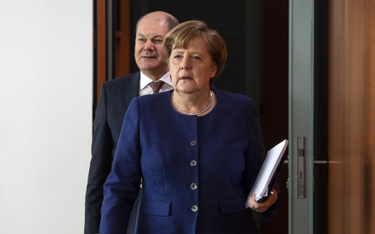 Minister finansów i wicekanclerz Olaf Scholz oraz kanclerz Angela Merkel