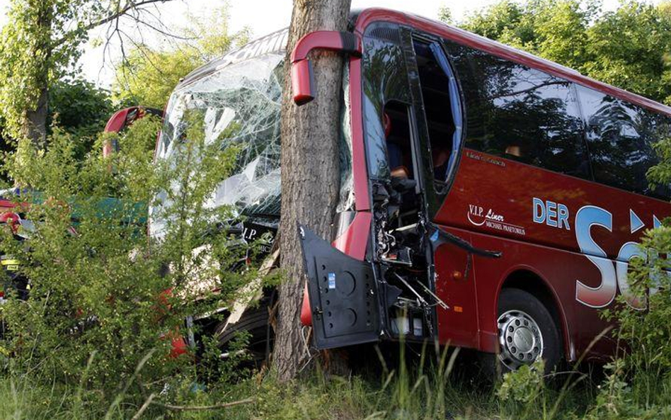 Wypadek niemieckiego autokaru na drodze krajowej nr 15