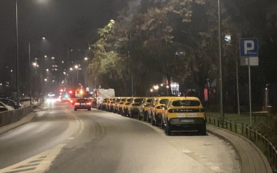 Flotowe pojazdy elektryczne zajmują bezpłatnie miejsca w strefie płatnego parkowania