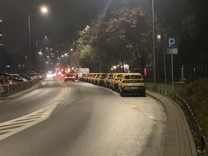Flotowe pojazdy elektryczne zajmują bezpłatnie miejsca w strefie płatnego parkowania
