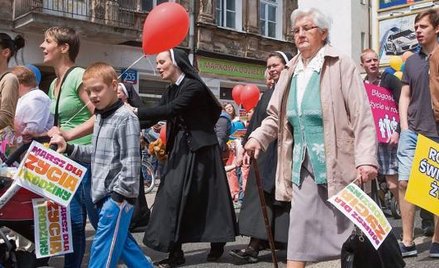 Przywiązanie do tradycyjnego modelu rodziny wielu Polaków manifestuje m.in. na marszach i festynach