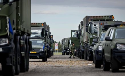 Pojazdy wojskowe przewożące personel sił powietrznych z holenderskiej 11. Brygady Aeromobilnej