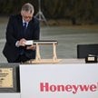 Prezes Zarządu Wojskowych Zakładów Lotniczych Nr 1 S.A. Jacek A. Goszczyński podczas złożenia symbol