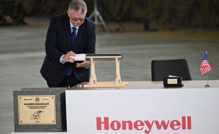 Prezes Zarządu Wojskowych Zakładów Lotniczych Nr 1 S.A. Jacek A. Goszczyński podczas złożenia symbol