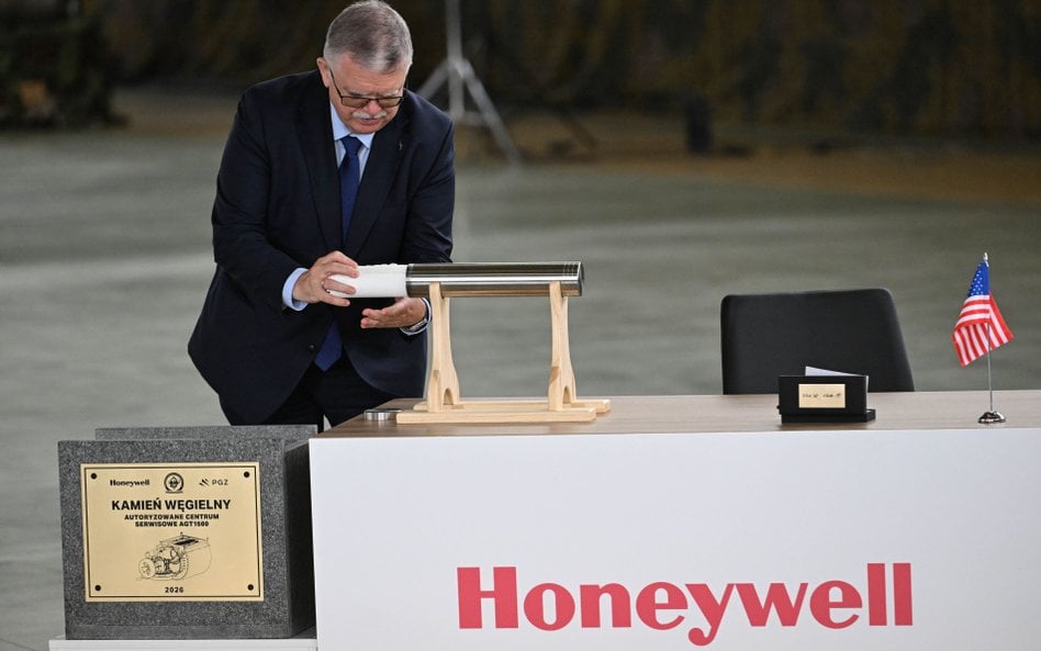 Prezes Zarządu Wojskowych Zakładów Lotniczych Nr 1 S.A. Jacek A. Goszczyński podczas złożenia symbol