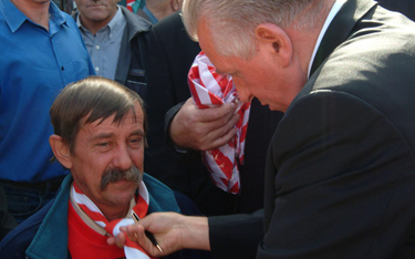 Andrzej Lepper wśród sympatyków Samoobrony, Września, wrzesień 2005 r.