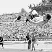 Amerykanin Dick Fosbury nad poprzeczką podczas olimpijskiego konkursu w Meksyku, po którym lekkoatle