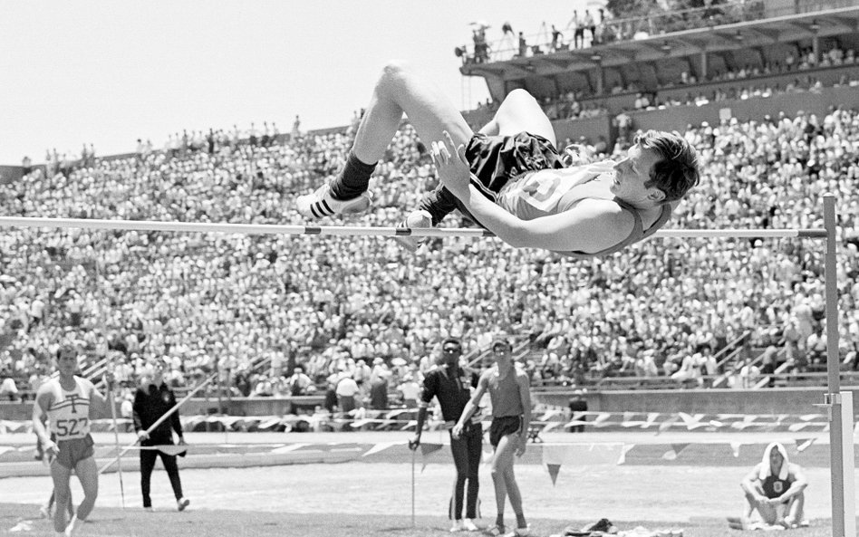 Amerykanin Dick Fosbury nad poprzeczką podczas olimpijskiego konkursu w Meksyku, po którym lekkoatle