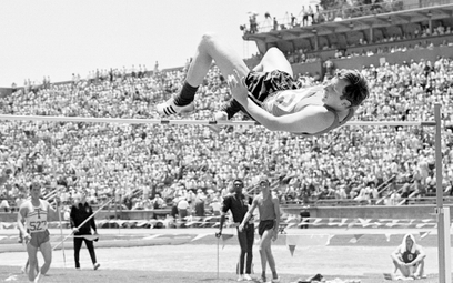Amerykanin Dick Fosbury nad poprzeczką podczas olimpijskiego konkursu w Meksyku, po którym lekkoatle