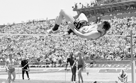 Amerykanin Dick Fosbury nad poprzeczką podczas olimpijskiego konkursu w Meksyku, po którym lekkoatle