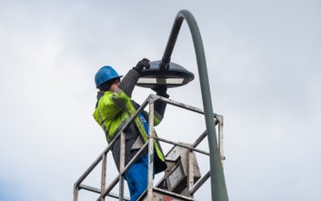 Na warszawskich ulicach gminnych trwa wymiana opraw oświetleniowych na nowoczesne typu SAVA