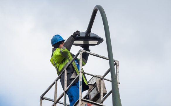 Na warszawskich ulicach trwa wymiana opraw oświetleniowych na nowoczesne LED-y typu SAVA. Takie opra