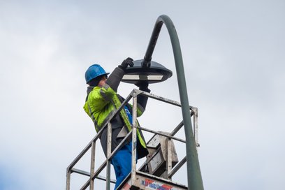 Na warszawskich ulicach gminnych trwa wymiana opraw oświetleniowych na nowoczesne typu SAVA