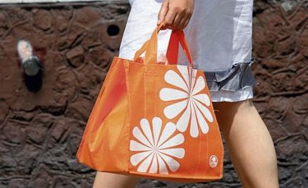 Polacy poszli z biodegradowalnymi torbami