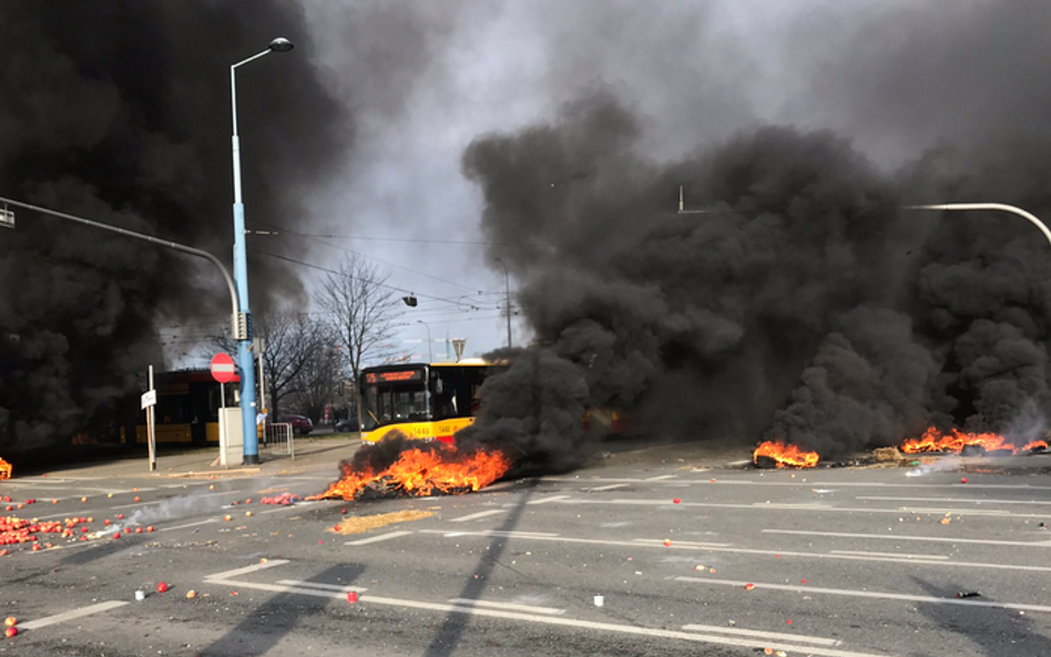 Rolnicy zablokowali Plac Zawiszy w Warszawie