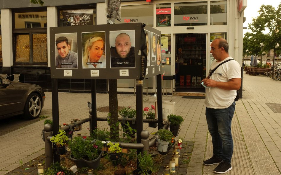 Pierwsze miejsce zbrodni: Stare miasto. Zdjęcia zastrzelonych, w tym Mercedes Kierpacz, córki Roma, 