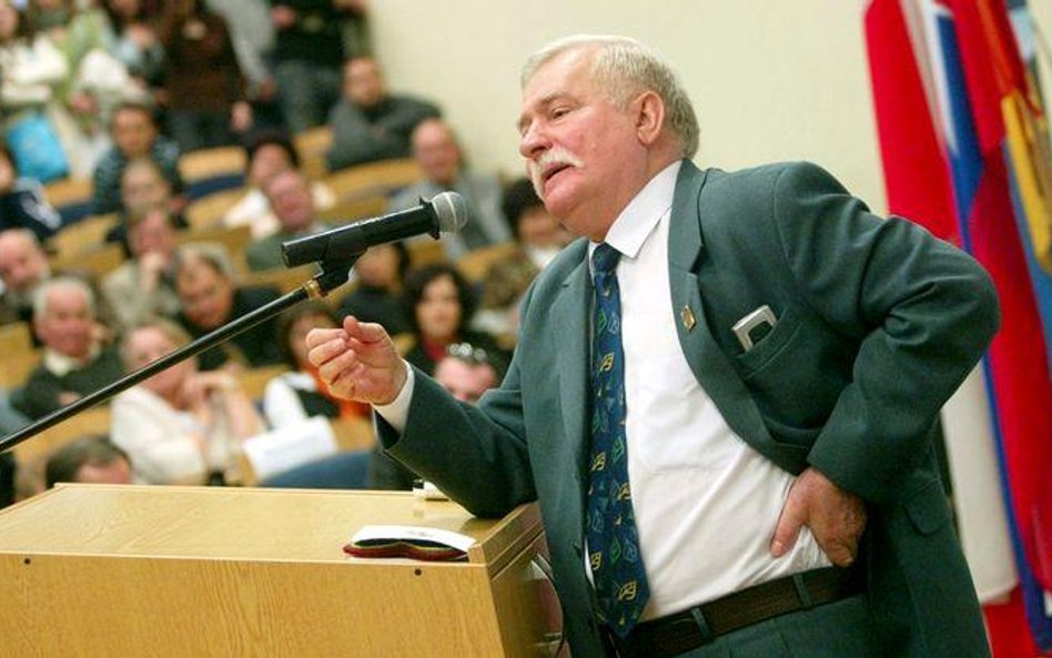 Lech Wałęsa podczas wykładów w Nowym Sączu w 2005 r.