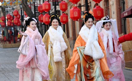 Kobiety ubrane w tradycyjne chińskie stroje spacerują ulicą w Qingdao, w prowincji Shandong we wscho