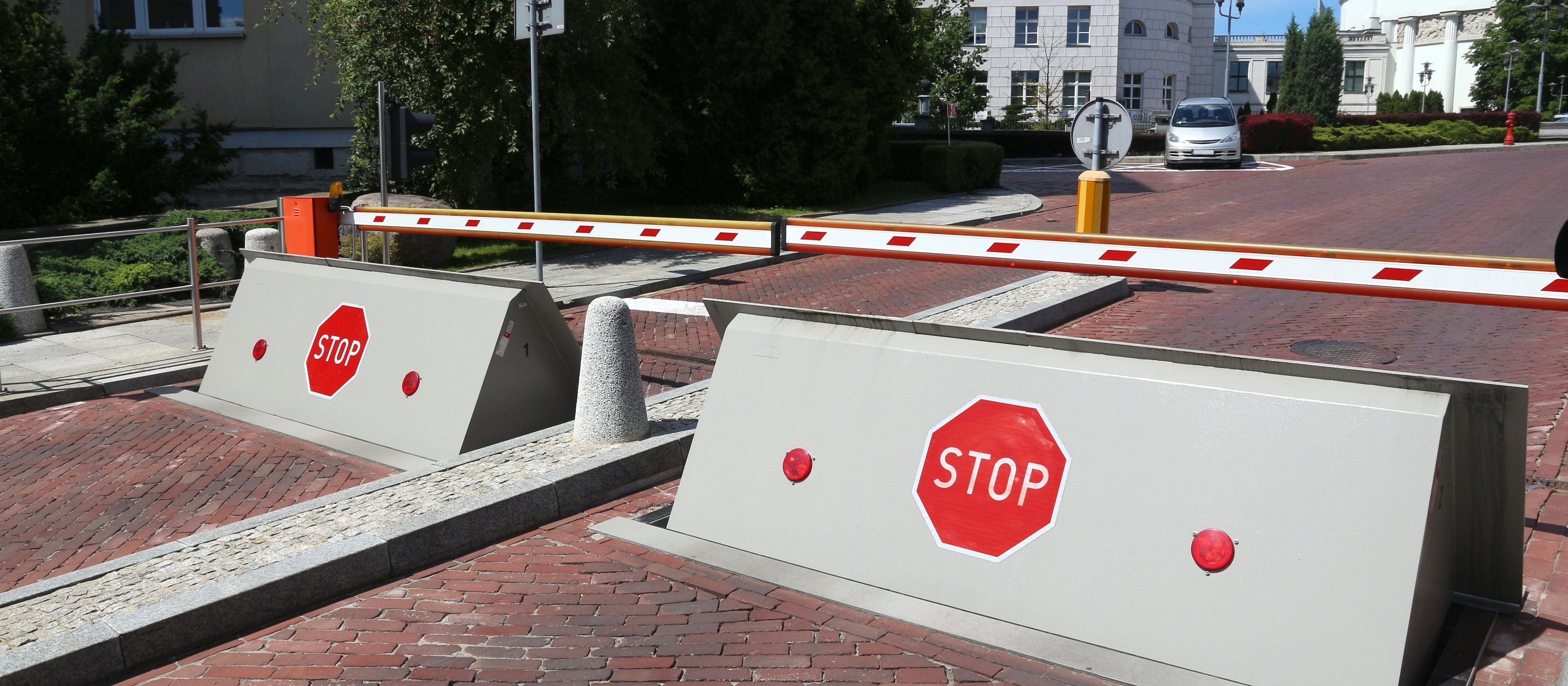 Sytuacja jest krytyczna, naukowcy wychodzą na ulicę. Biznes ma plan ratunkowy